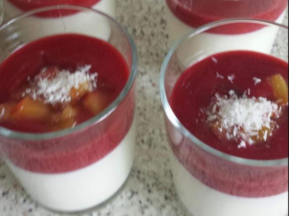 Rosmarin Panna Cotta mit Himbeersoße