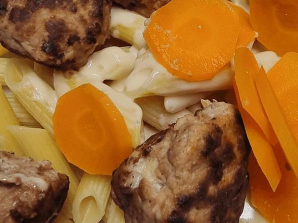 Köttbullar-Nudeltopf