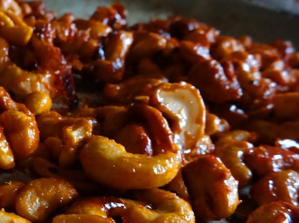 gebrannte Nussmischung mit Mandeln, Hasel-, Wal-, Pekan-Nüssen und Cashew-Kernen