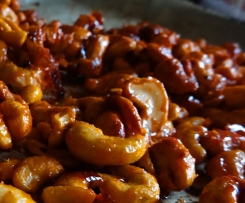 gebrannte Nussmischung mit Mandeln, Hasel-, Wal-, Pekan-Nüssen und Cashew-Kernen
