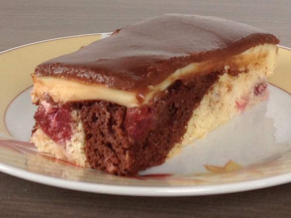 Donauwelle mit Puddingcreme und weichem Schokoguß