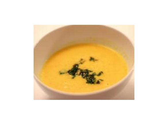 Österliche Möhrensuppe mit Pesto und süßem Hasenbrot