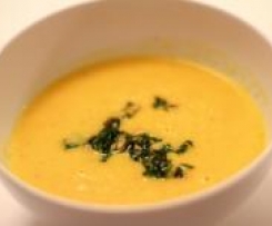Österliche Möhrensuppe mit Pesto und süßem Hasenbrot