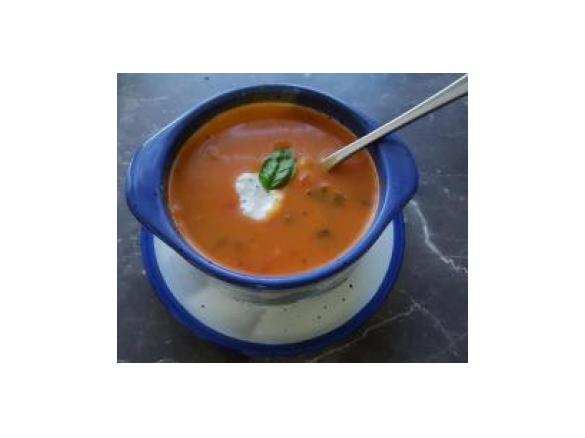 Tomatencremesuppe mit Gemüsewürfeln