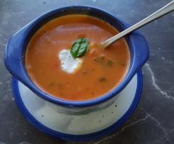 Tomatencremesuppe mit Gemüsewürfeln