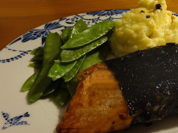 japanischer Lachs / Nori-Mantel / Wasabi-Püree / Gemüse