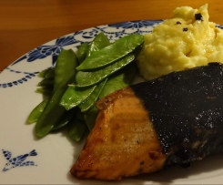 japanischer Lachs / Nori-Mantel / Wasabi-Püree / Gemüse