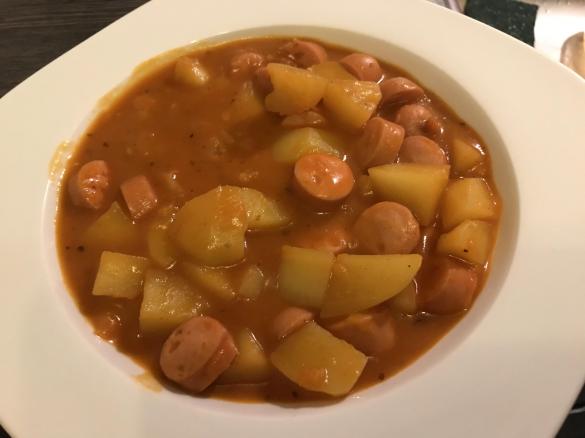 Kartoffelgulasch mit Würstel