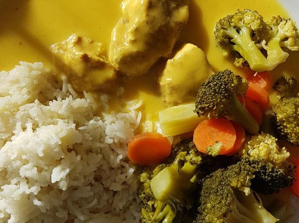 Mango-Curry-Hähnchen mit Reis und Gemüse