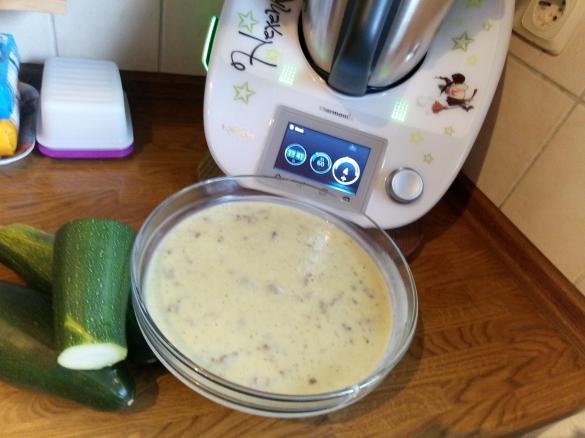 Zucchini-Käse Suppe mit Hack