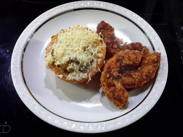 Gefüllter Butternuss-Kürbis mit knusprigen Kürbisspalten