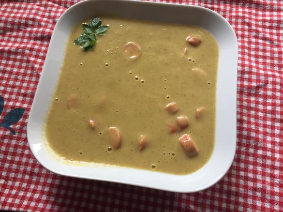Würzige Gemüsesuppe mit Würstchen