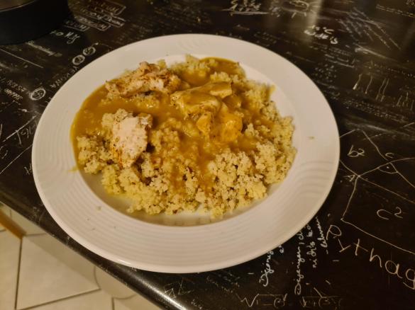 Mandelcouscous in Aprikosensoße