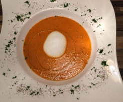 Tomatencreme Suppe mit Speck und Trüffelschaum