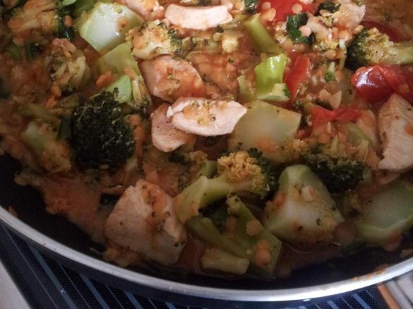 Hähnchencurry mit Linsen und Brokkoli auf Reis