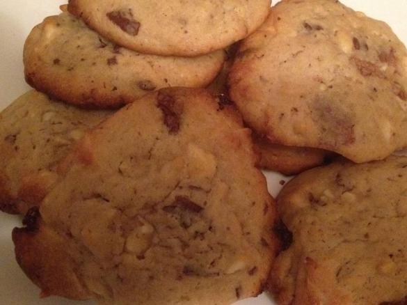 Cookies mit weißer Schokolade und Nougat