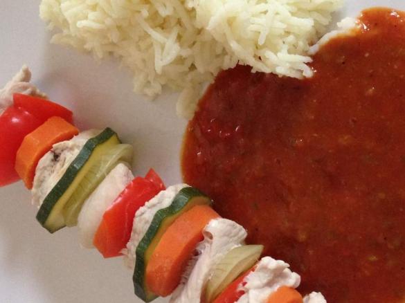 Bunte Putenspieße mit Reis und Schaschliksoße