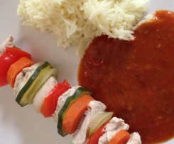 Bunte Putenspieße mit Reis und Schaschliksoße