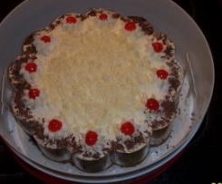 Kirschwassertorte mit Schokosahne in Schwarz und Weiß