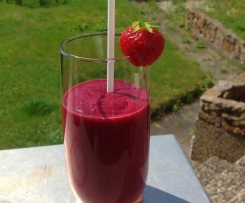 Gesunder Frühstückssmoothie mit Obst, roter Beete und Radieschen