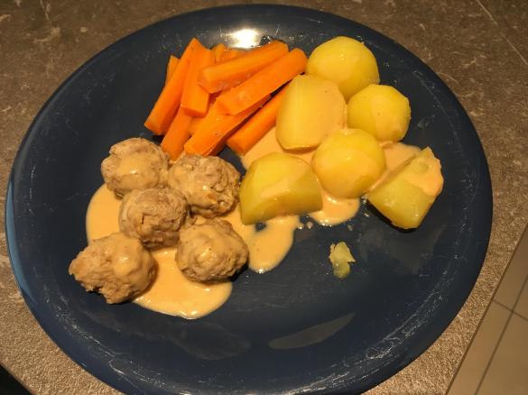 gestiftelte Möhren mit Bratwurstbällchen