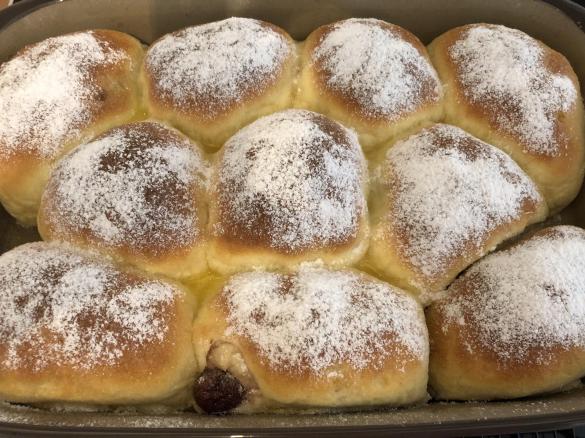 Ofenberliner mit Kirschenfüllung