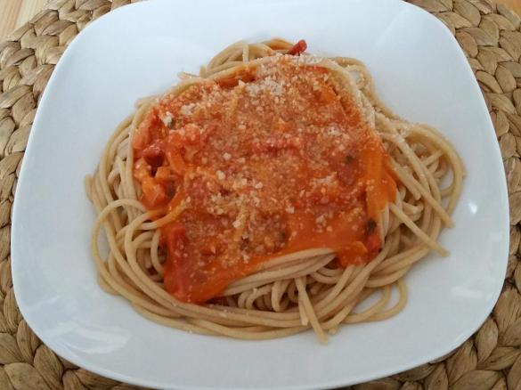 Spaghetti mit Tomatenbaconsoße