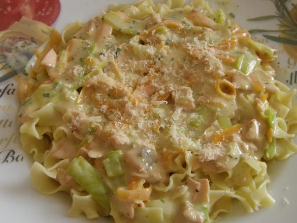 meine (orig.) Variation von Bandnudeln in leichter fettarmer Lachs-Milch-Frischkäse-Sauce