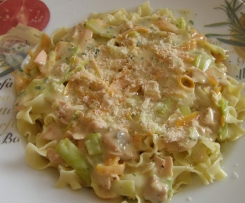 meine (orig.) Variation von Bandnudeln in leichter fettarmer Lachs-Milch-Frischkäse-Sauce