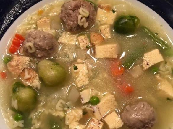 Nudelsuppe mit Fleischklößchen und Gemüse