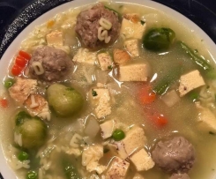 Nudelsuppe mit Fleischklößchen und Gemüse