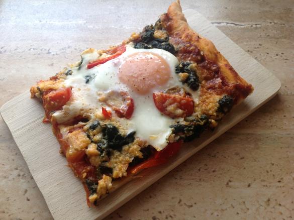 Pizza mit Spinat und Ei