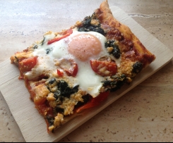 Pizza mit Spinat und Ei