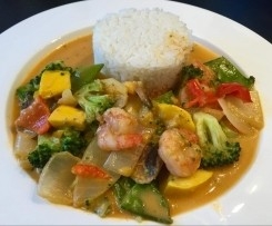 Variation Rotes Thai-Curry mit Garnelen und knackigem Gemüse