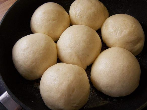 Pfälzer Dampfnudeln mit Salzkruste