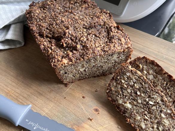 Low Carb Brot mit Nüssen und Samen