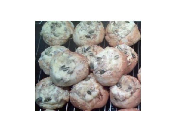 Gefüllte Laugenbrötchen