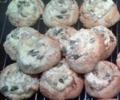 Gefüllte Laugenbrötchen