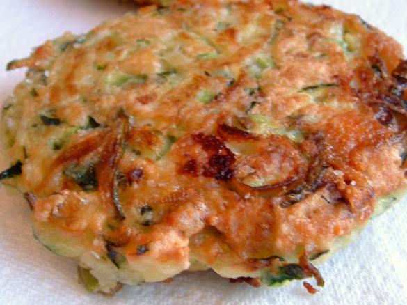 griechische Zucchinibällchen - Kolokithokeftedes 