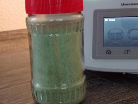 Kräutersalz mit Knoblauch und Meersalz