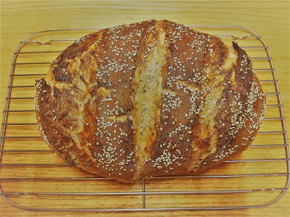 Brot mit Gewürzen und Körnern