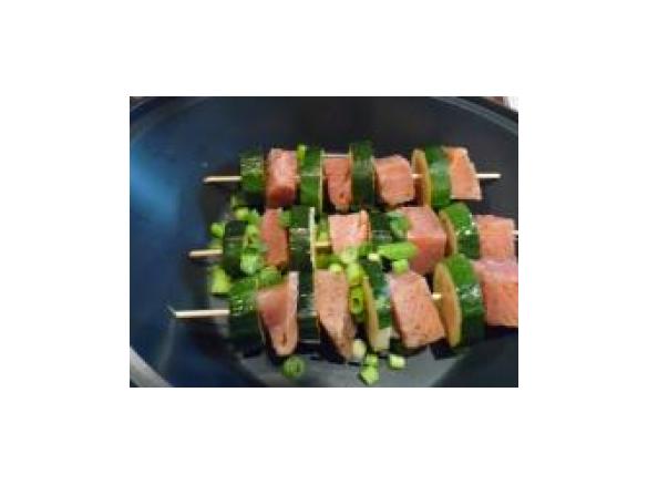 Lachs-Zucchini-Spießchen mit Senf-Hollandaise