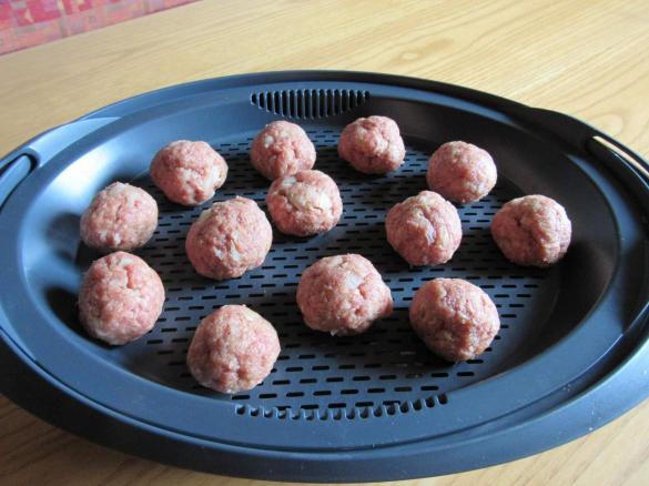 Hackbällchen mit Möhrenreis und Sauce