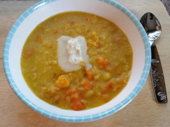 Linsen-Curry-Suppe mit Kokossahne