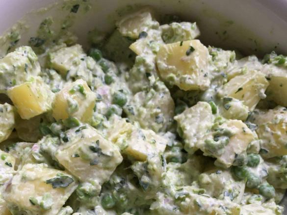 Kartoffelsalat mit Erbsen