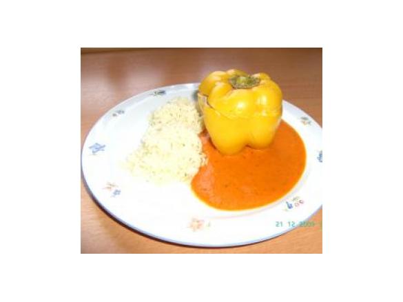 Gefüllte Paprikaschoten mit Reis und Tomatensauce