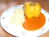 Gefüllte Paprikaschoten mit Reis und Tomatensauce