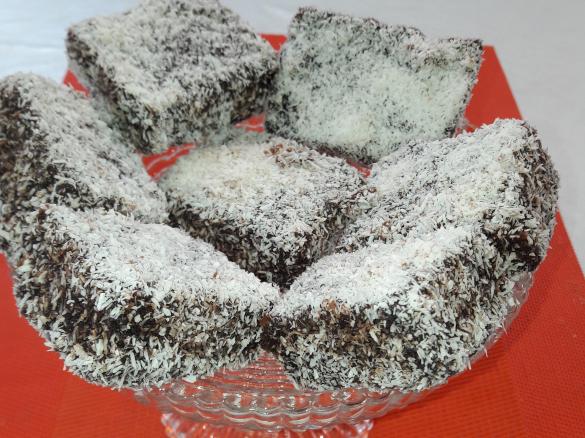 Lamingtons (exquisite kleine Biskuitküchlein aus Australien)