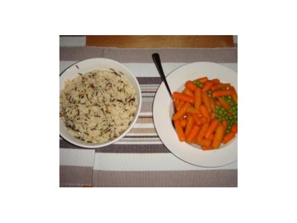 Erbsen und Möhren und Reis als Beilage zu Fischstäbchen  fast all in one 
