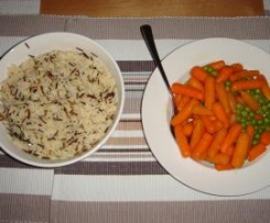 Erbsen und Möhren und Reis als Beilage zu Fischstäbchen  fast all in one 